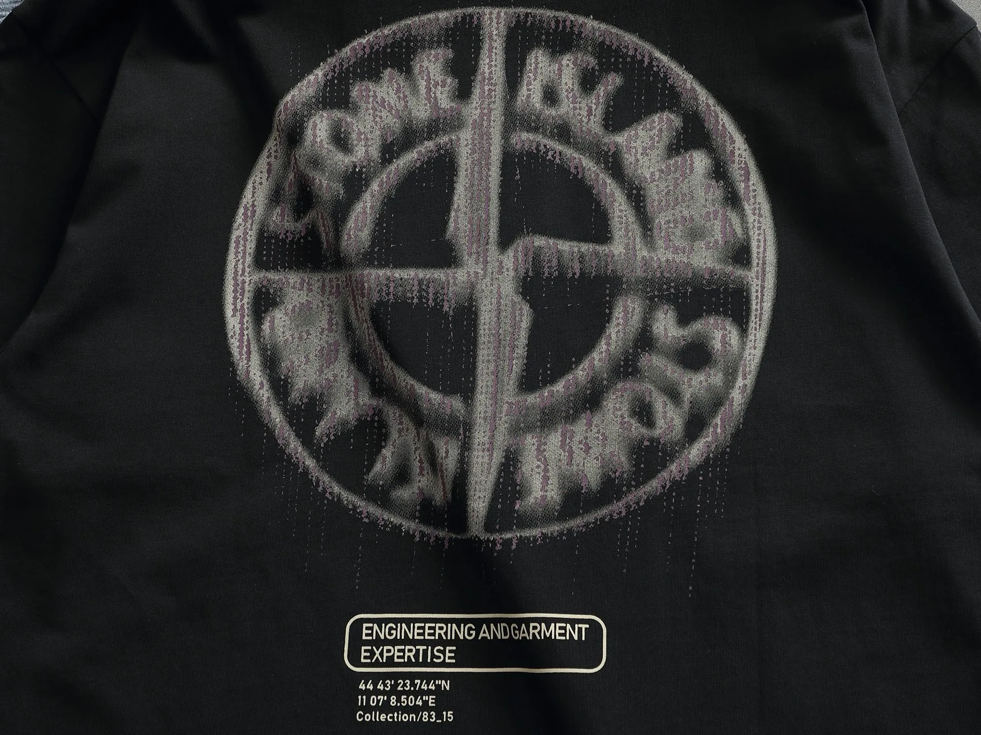🅿️170 Stone Island 2025FW new autumn and winter geometric print short-sleeved base T-shirt. Pure background color with the brand's iconic compass logo + geometric line printing on the back, which is very cool and recognizable. The basic round neck version is suitable for various body shapes, the fabric is soft and breathable, and multiple colors are available. Suitable for daily outings/casual wear, easy to wear on the street. Color: black and white Size: XSSML